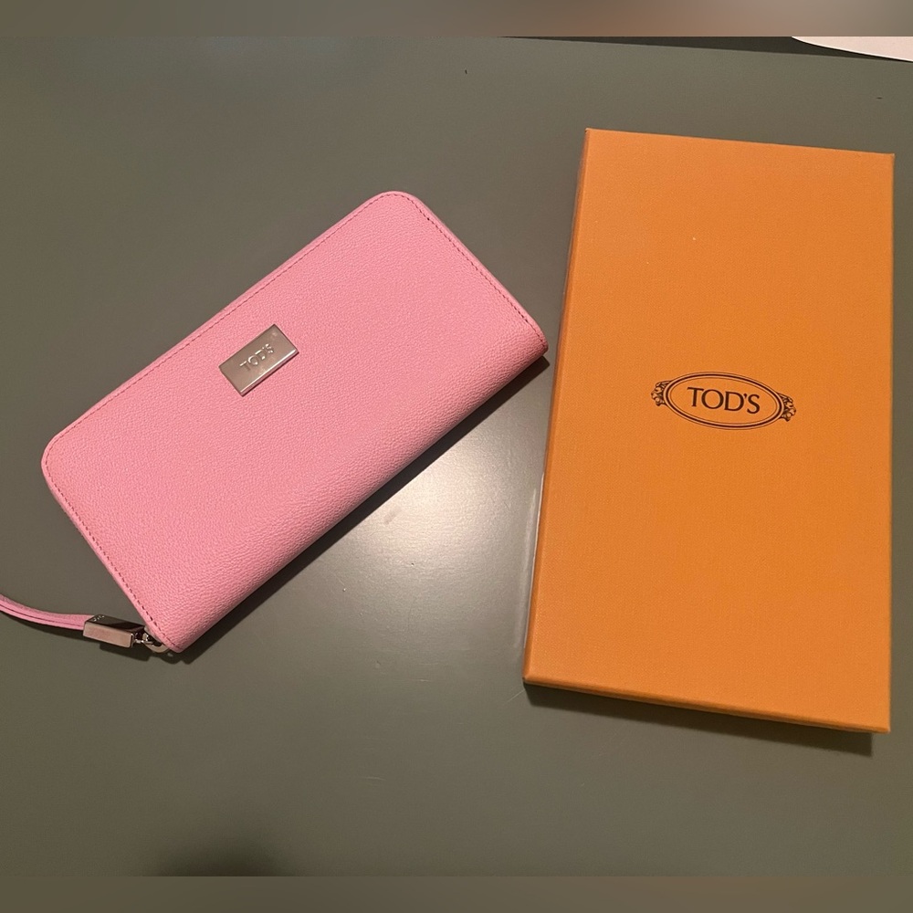 Tod's Elegant Pink Wallet